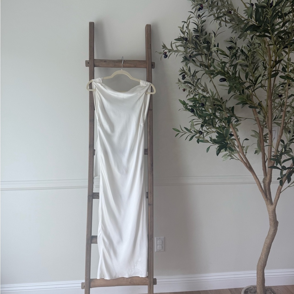 The Bar Max Dress in White (Blanc) - Picture 7 of 10